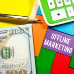 Business ConceptText OFFLINE MARKETING pisanie na drewnianych puzzlach z kalkulatorem i fałszywymi pieniędzmi na żółtym tle