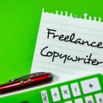 Koncepcja biznesowaTekst niezależny copywriter piszący na papierze firmowym za pomocą pióra i kalkulatora