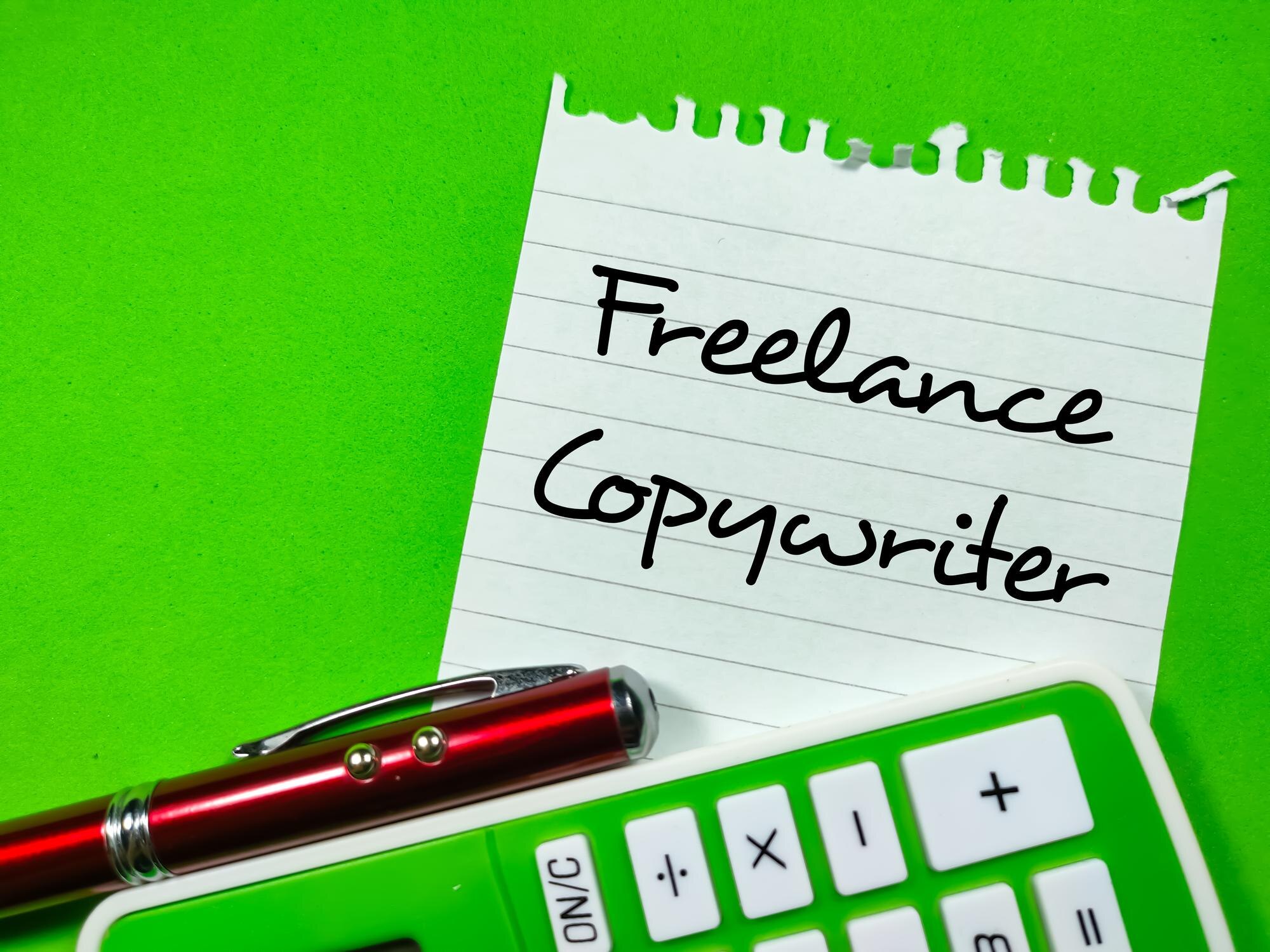 Koncepcja biznesowaTekst niezależny copywriter piszący na papierze firmowym za pomocą pióra i kalkulatora