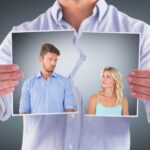 Młoda para robi głupie miny przeciwko szarej winiecie