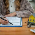 Umowa sprzedaży i zakupu domu Agenci nieruchomości przedstawiają kredyt mieszkaniowy i przekazują klucze klientowi po podpisaniu umowy zakupu domu z zatwierdzonym formularzem wniosku o nieruchomość