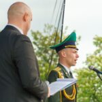 Białoruś Grodno 9 maja 2024 Święto Dnia Zwycięstwa w II wojnie światowej Mężczyźni w mundurach wojskowych z bronią w rękach Piosenkarz w mundurze wojskowym na scenie