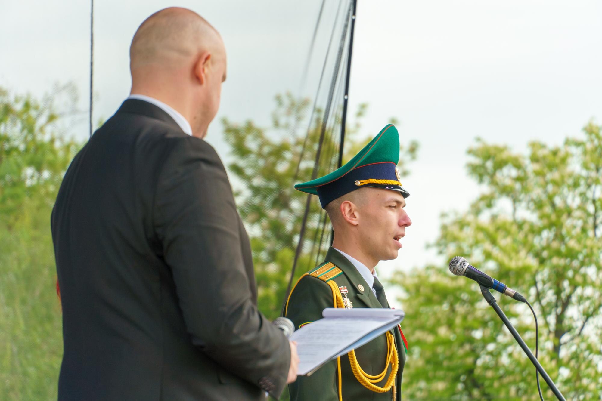 Białoruś Grodno 9 maja 2024 Święto Dnia Zwycięstwa w II wojnie światowej Mężczyźni w mundurach wojskowych z bronią w rękach Piosenkarz w mundurze wojskowym na scenie
