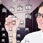 Geeky biznesmen pisze markerem przeciwko cloud computing doodle