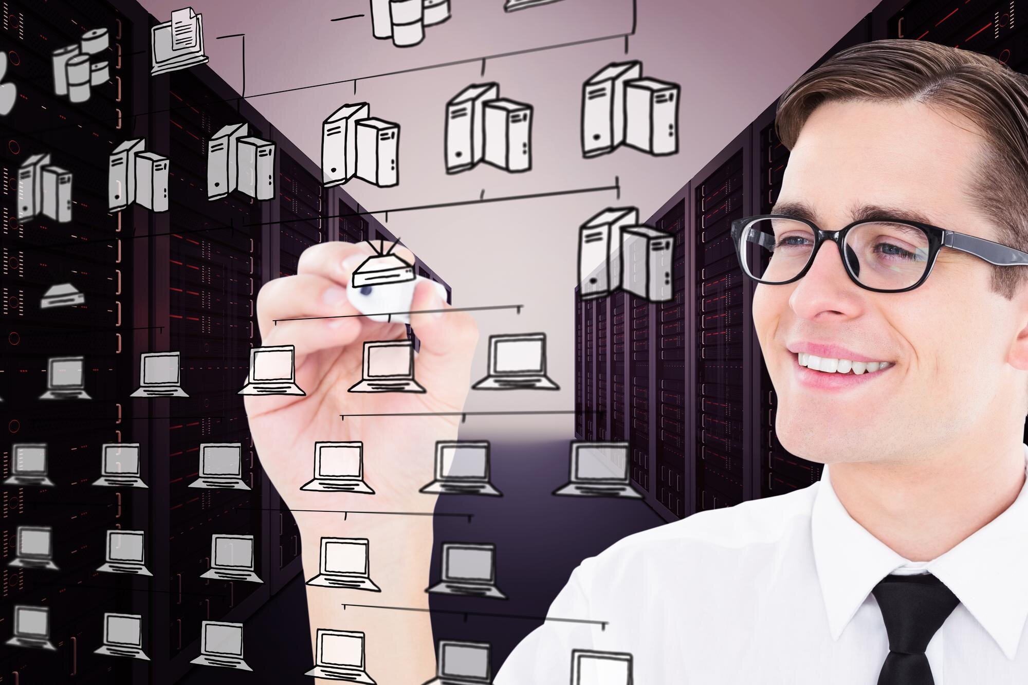 Geeky biznesmen pisze markerem przeciwko cloud computing doodle