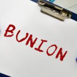 Słowo termin medyczny z pojęciami medycznymi na tablicy w ręce lekarza