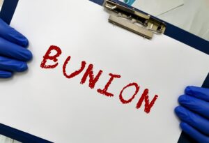 Słowo termin medyczny z pojęciami medycznymi na tablicy w ręce lekarza