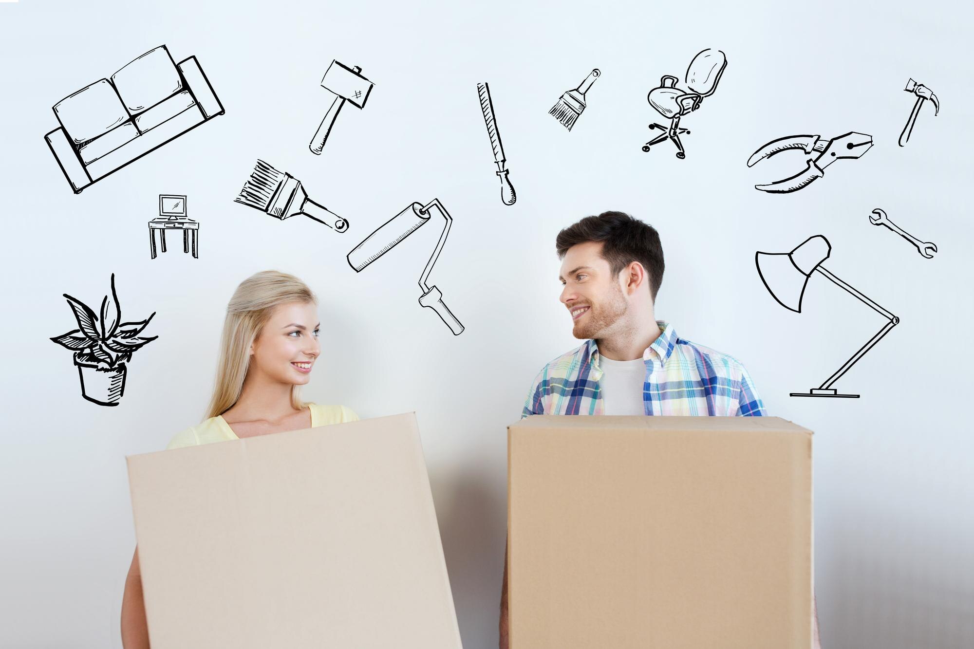 koncepcja domu, ludzi, naprawy i nieruchomości - uśmiechnięta para z dużymi kartonowymi pudełkami przenosi się do nowego miejsca nad bazgrołami