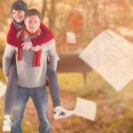 Mężczyzna daje dziewczynie piggy back przeciwko spokojnej jesiennej scenie w lesie