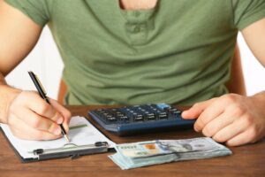 Mężczyzna pracujący nad sprawozdaniem finansowym w biurze