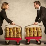 Mężczyzna i kobieta w garniturach popychają wózki pełne złotych monet