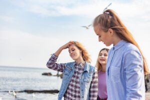 Samodzielne wakacje w wieku 17 lat – czy nastolatek może wyjechać bez rodziców?