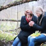 Młoda dziewczyna na spacerze jesienią