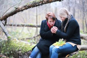 Młoda dziewczyna na spacerze jesienią