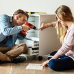 Człowiek za pomocą wiertarki elektronicznej