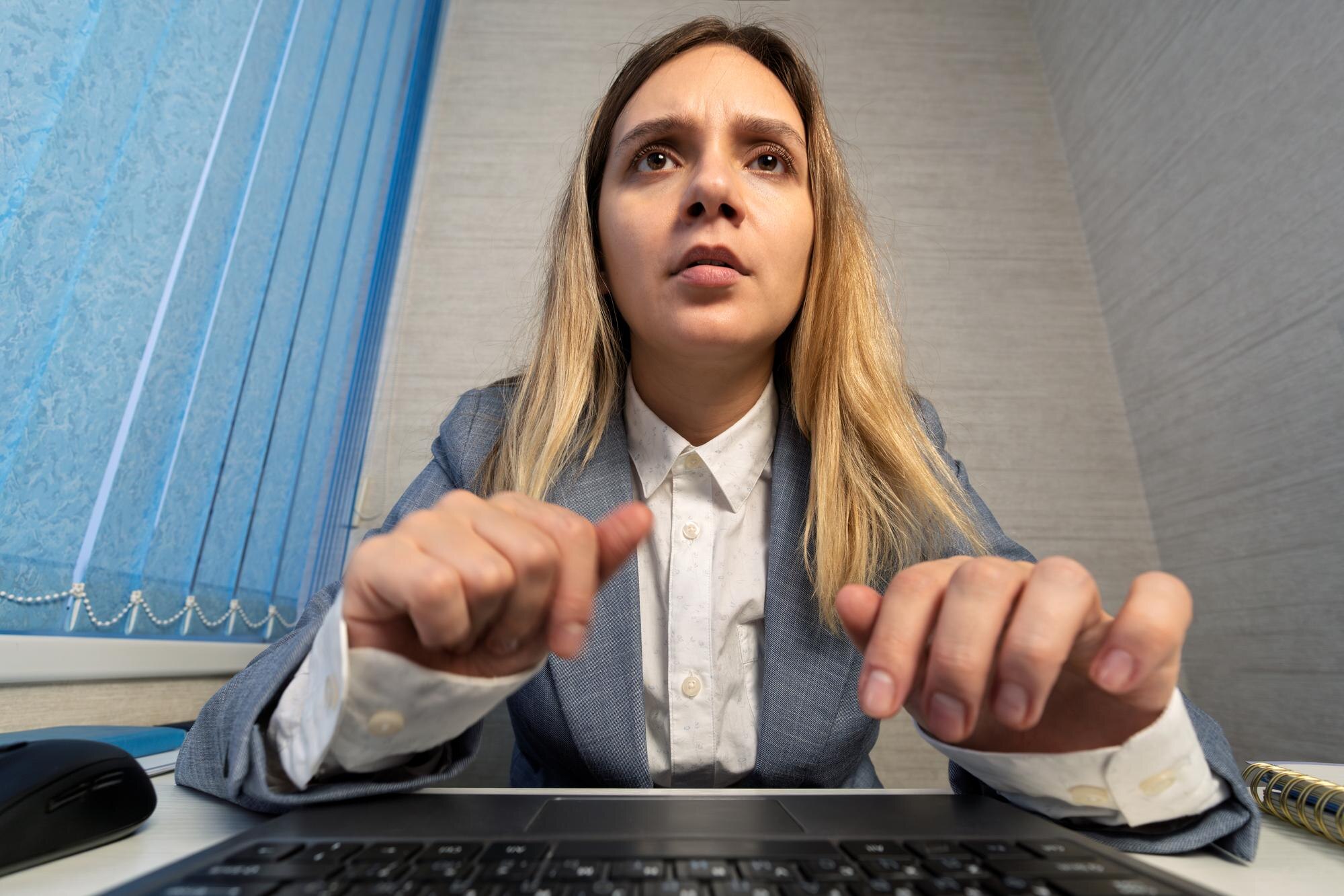 Piękna młoda freelancerka korzystająca z laptopa w domu szczęśliwa uśmiechnięta dziewczyna pracująca online lub studiująca i ucząca się za pomocą notebooka Freelance Work Business People Concept