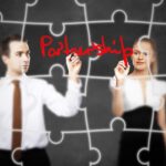 Biznesmeni piszą partnerstwo