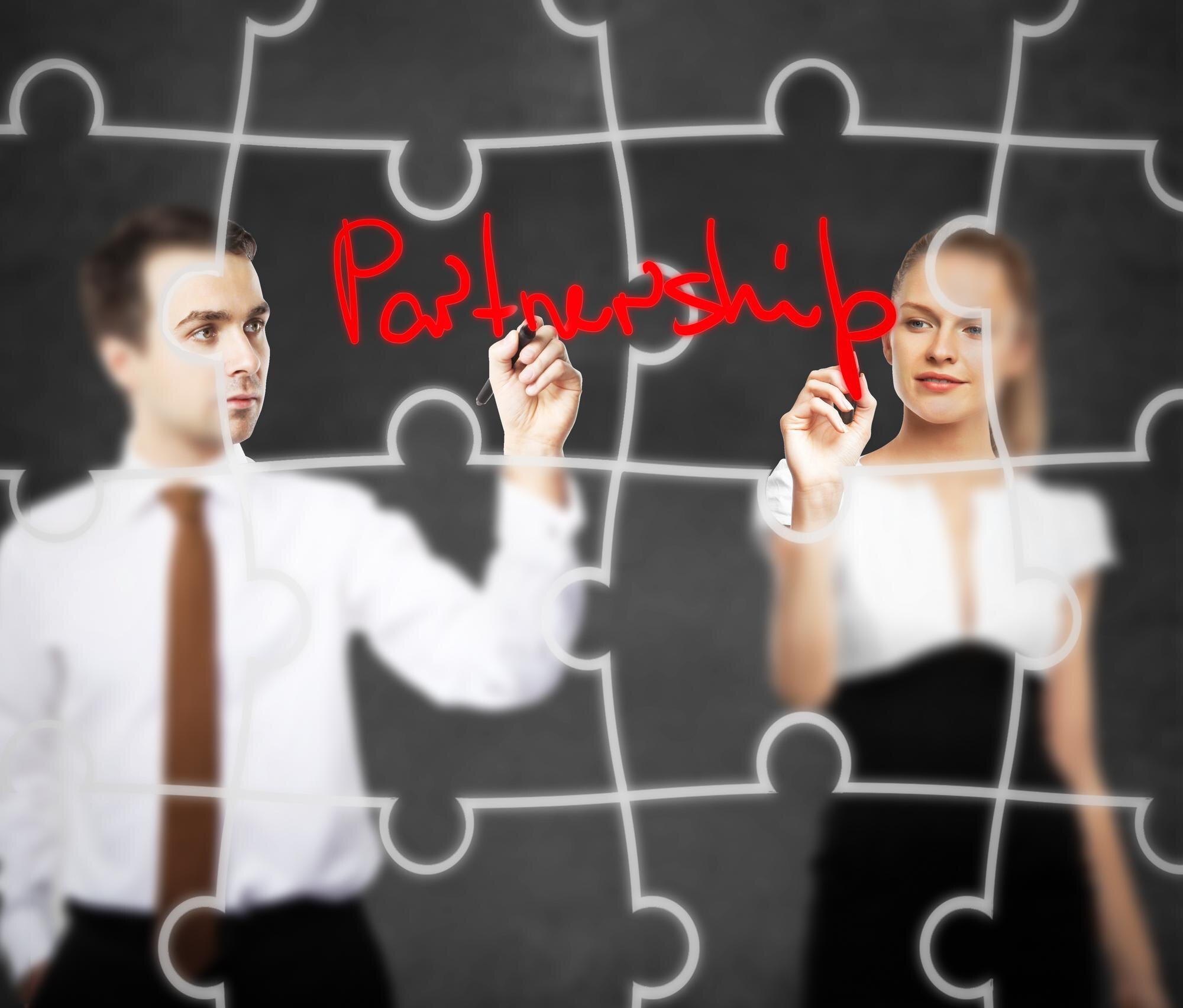 Biznesmeni piszą partnerstwo