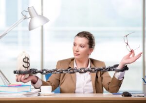 Kobieta przykuta do biurka