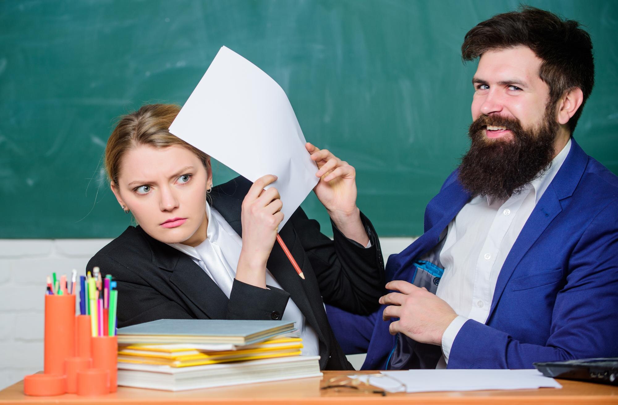 Gotowy do egzaminu końcowego biznesmen i sekretarz nauczyciel i uczeń na egzaminie para biznesowa używa laptopa i dokumentów z powrotem do szkoły Nieformalna edukacja papierkowa praca życie biurowe