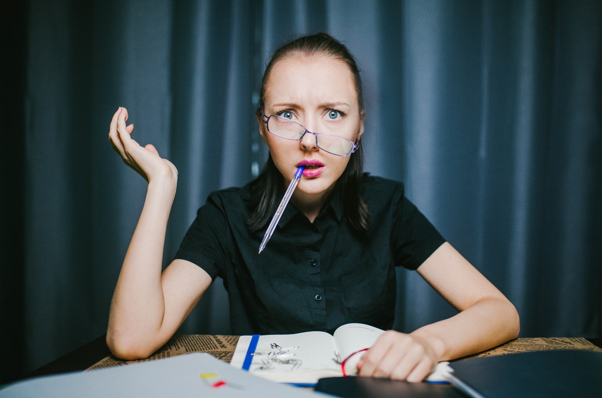 Zaskoczył studenta siedzącego przy stole z piórem w ustach