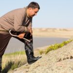 Kazachski mężczyzna w tradycyjnych ubraniach