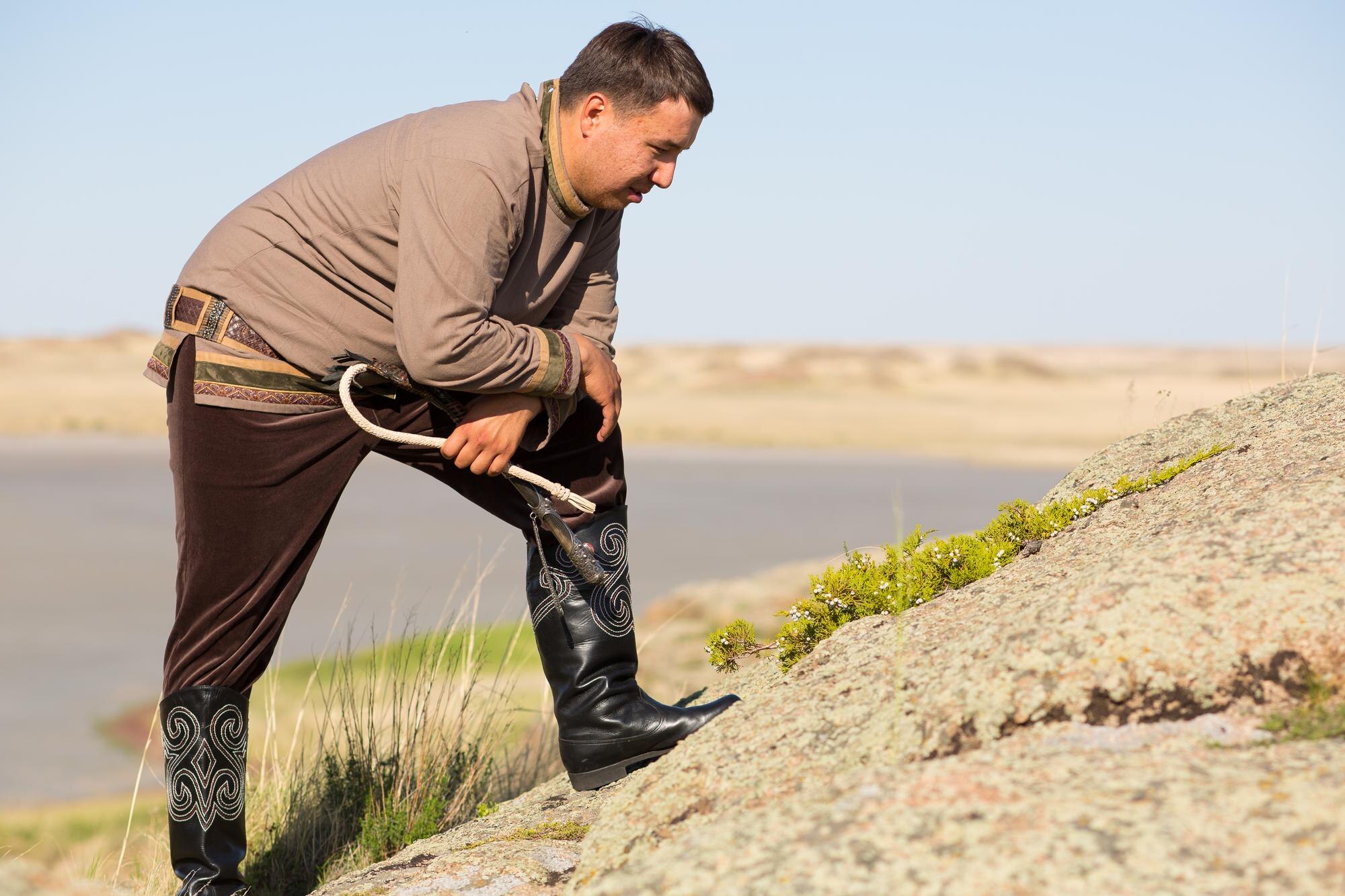 Kazachski mężczyzna w tradycyjnych ubraniach