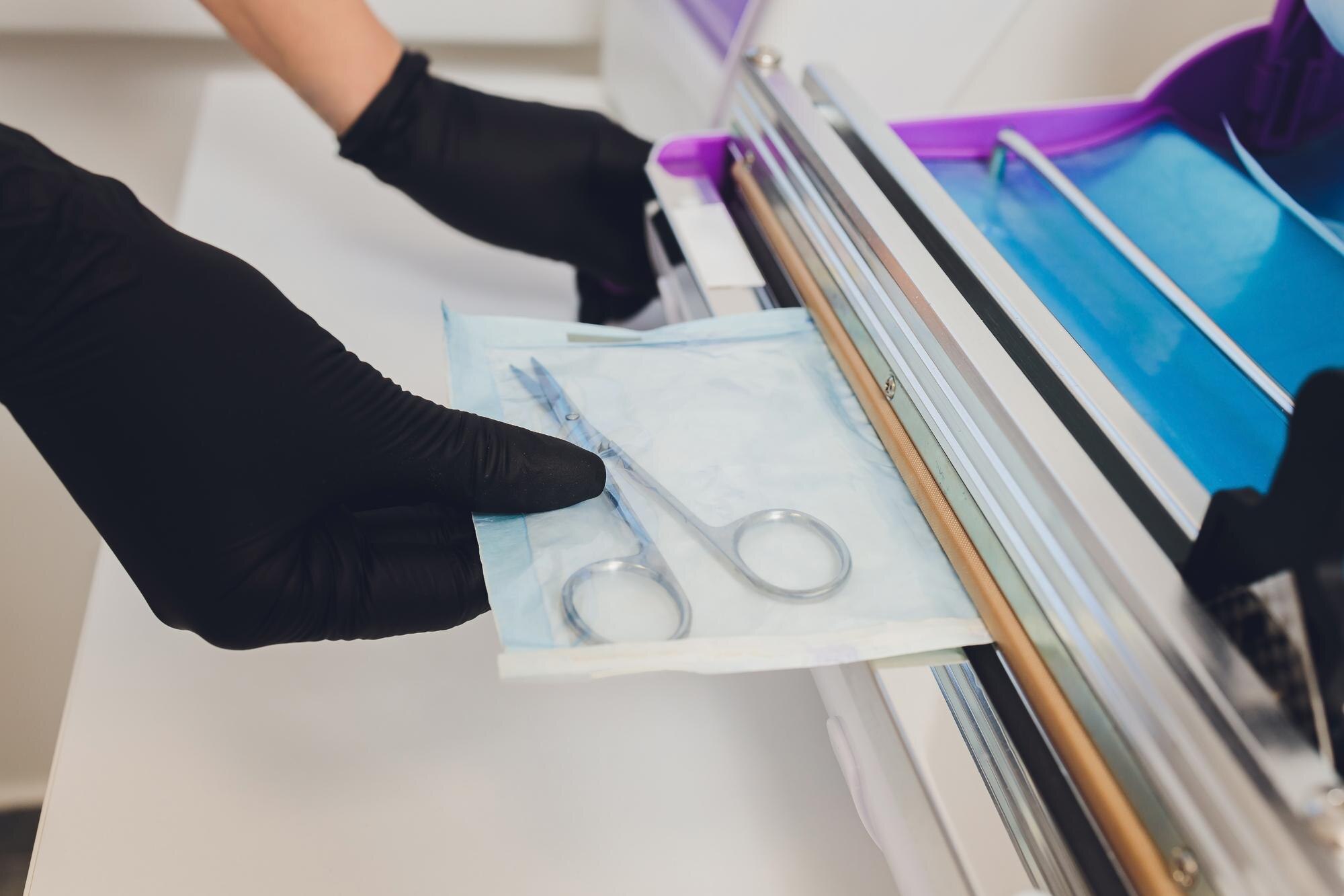 Dezynfekcja instrumentu stomatologicznego Sterylizacja instrumentu medycznego ultradźwiękami Dezynfekcja w gabinecie lekarskim Gabinet medyczny Opieka nad pacjentem Najlepsza pielęgnacja instrumentu medycznego