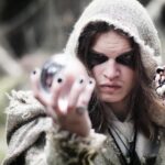 Wróżkowy magik Czarodziej ze szklaną kulą magiczne zaklęcie i rytuał Starszy z laską i krzyżem w lesie Czarno-biała magia Zaklęcie w starej księdze
