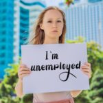 Kobieta trzyma plakat jestem bezrobotny odręczny napis tekstowy odizolowany na białym koronowirusie covid