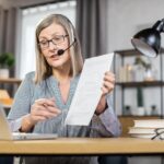 Starsza kobieta na czacie online ze współpracownikami z domu