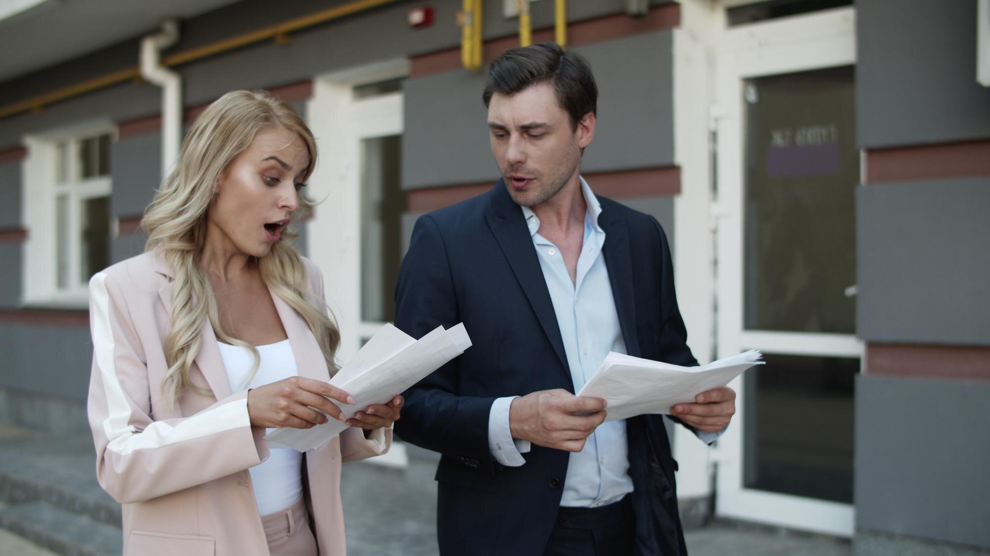 Zbliżenie biznesowa para dyskutuje dokumenty Partnerzy cieszą się sukcesem