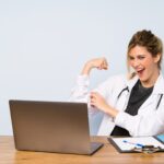 Blondynki lekarki kobieta robi silnemu gestowi