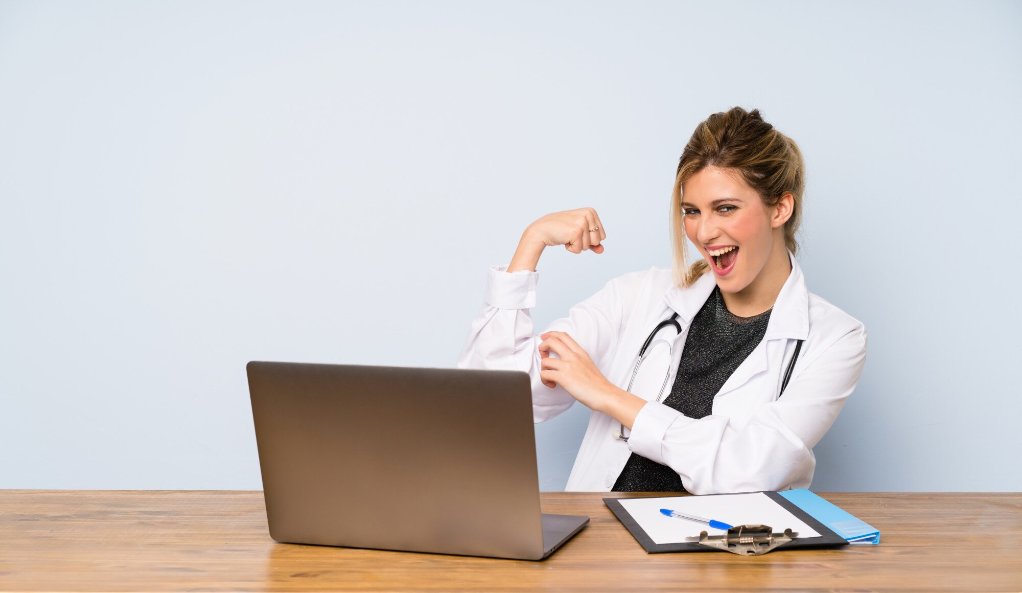 Blondynki lekarki kobieta robi silnemu gestowi