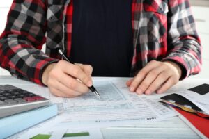 Darowizna od brata – podatek, zgłoszenie i formalności