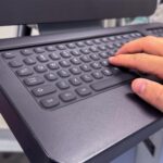 klawiatura komputerowa symbolizująca łączność, produktywność, komunikację i erę cyfrową