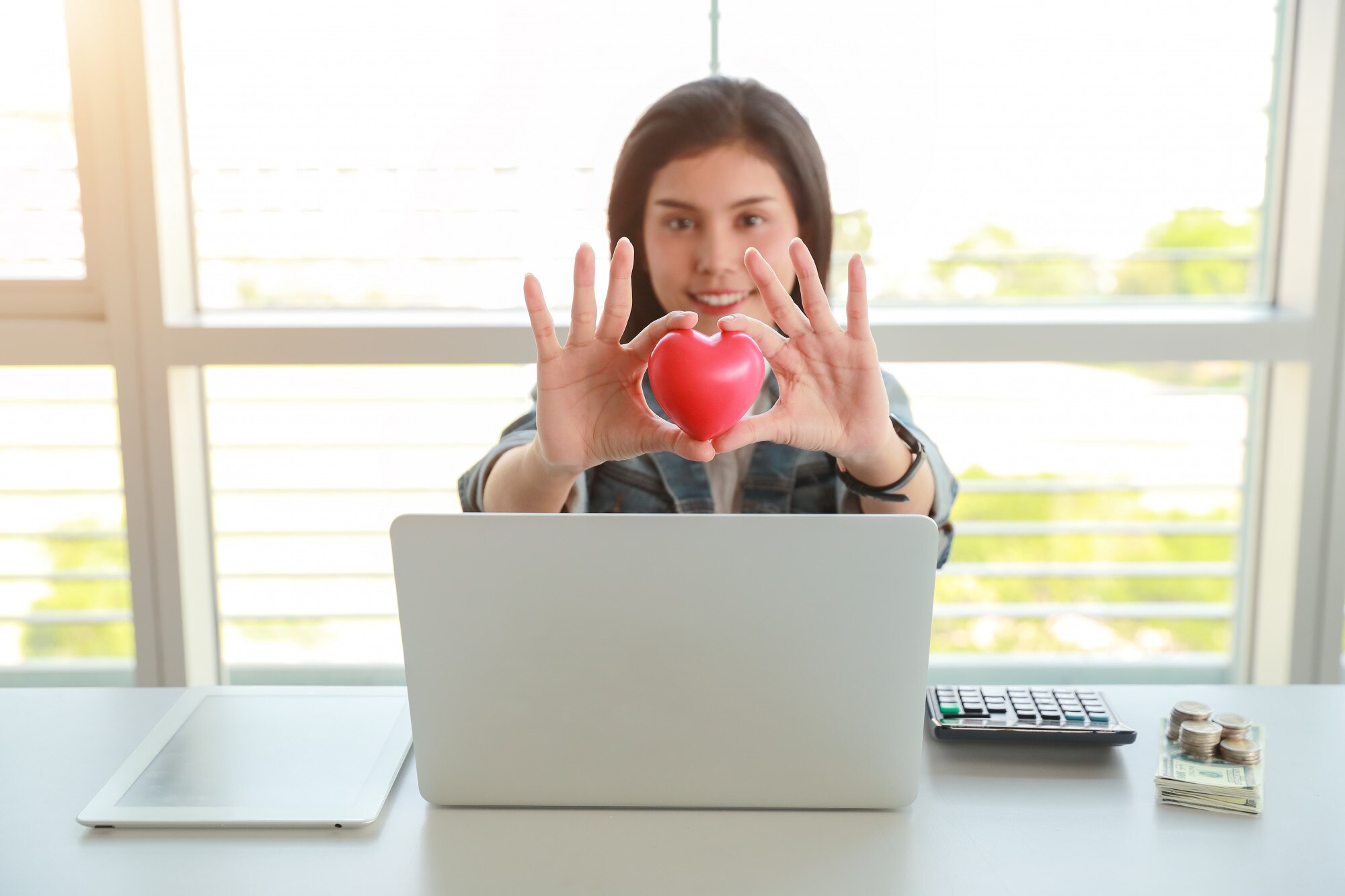 Bizneswomanu mienia czerwony kierowy symbol na stole z komputerem