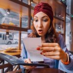 Twarz dziewczyny była skręcona w zmarszczkę, gdy wpatrywała się w rachunek przed nią w indyjskiej restauracji.