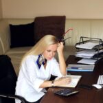 Kobieta w średnim wieku zmęczona pracą w swoim biurze