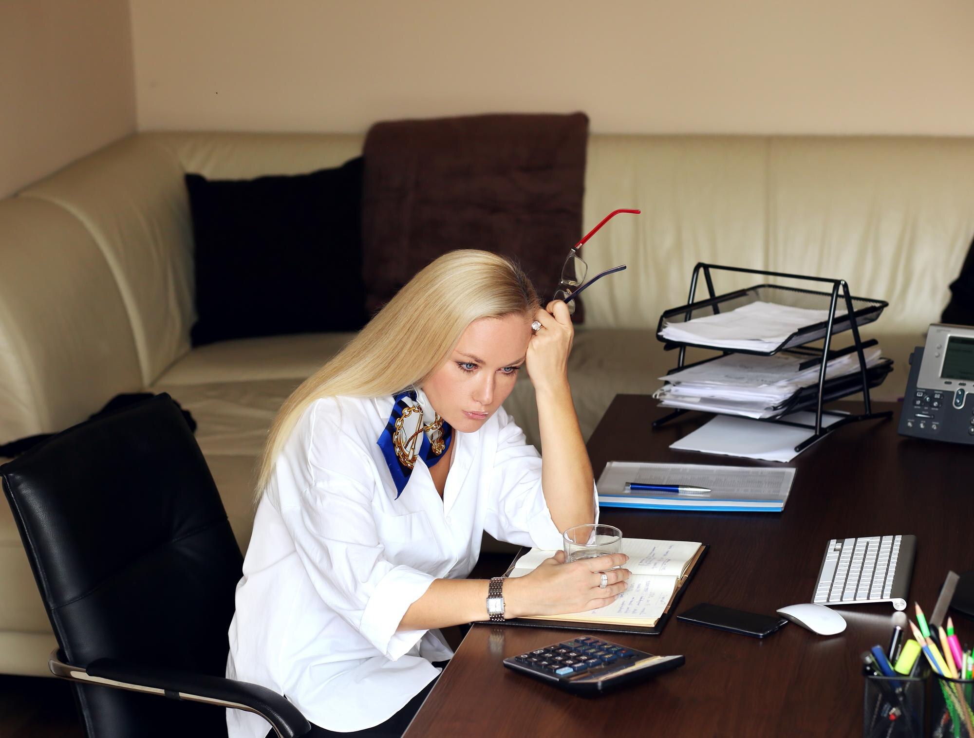 Kobieta w średnim wieku zmęczona pracą w swoim biurze