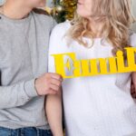 Mężczyzna z kobietą z napisem Rodzina