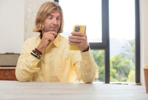 Kara za podanie czyjegoś numeru telefonu – kiedy narusza prawo?