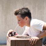 Kaukaski 11-letni chłopiec pije wodę