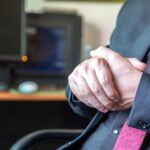 Muzułmański biznesmen pracujący w swoim biurze i myjący ręce