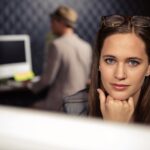 Kreatywnie bizneswoman używa komputer