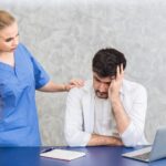 Lekarz z problemem zdrowia psychicznego od zaburzeń psychosomatycznych stres i depresja z powodu przeciążenia pracą i pocieszeniem pielęgniarki.