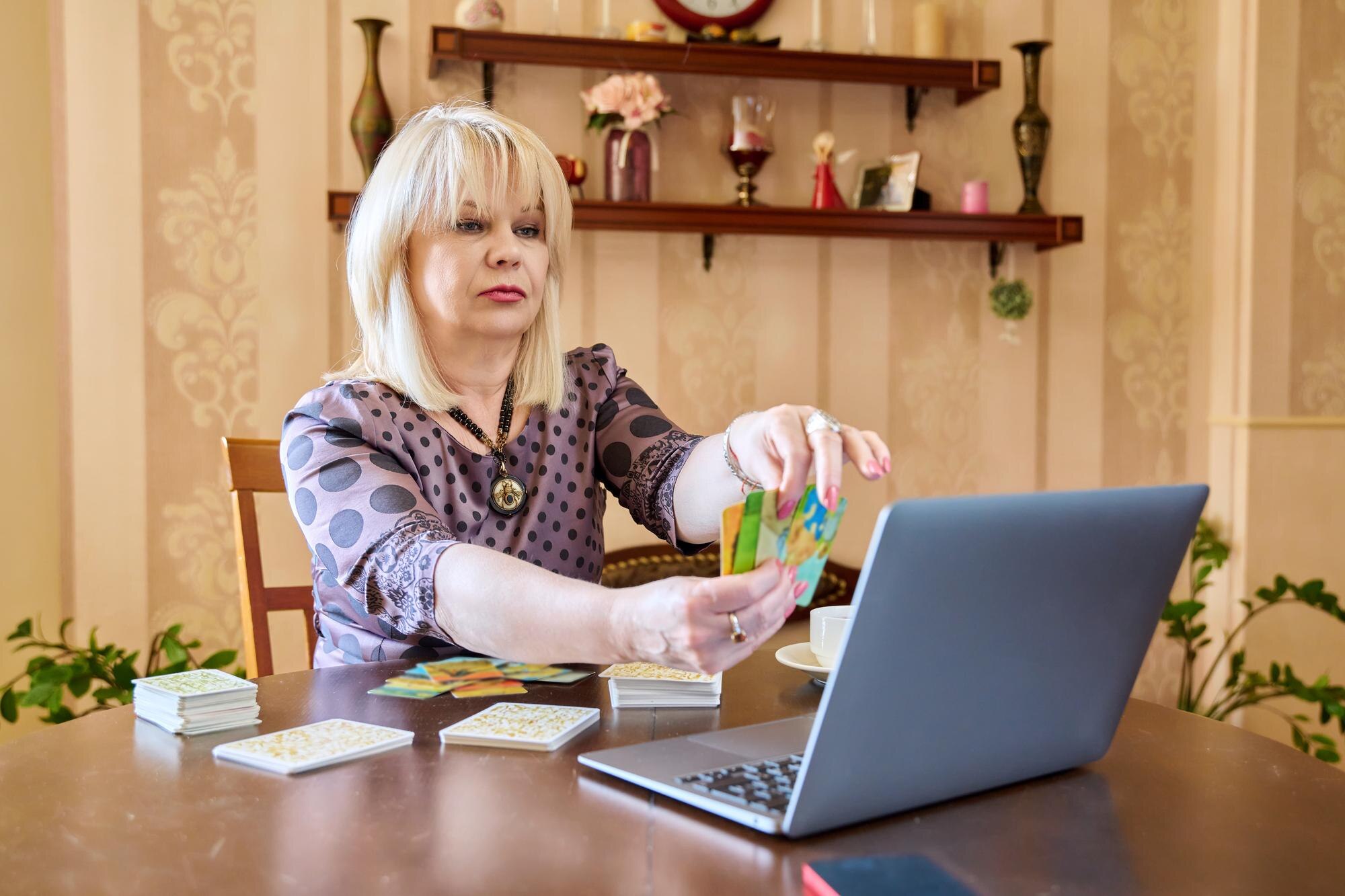 Sesja online wirtualne spotkanie z psychologiem starszą kobietą korzystającą z laptopa i metaforycznych kart skojarzeniowych do diagnozowania problemów psychologicznych Technologia psychologiczna styl życia ludzie
