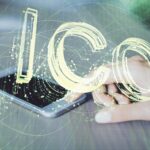 Podwójna ekspozycja hologramu szkicu biznesowego blockchain i kobiety trzymającej urządzenie mobilne i korzystającej z niego