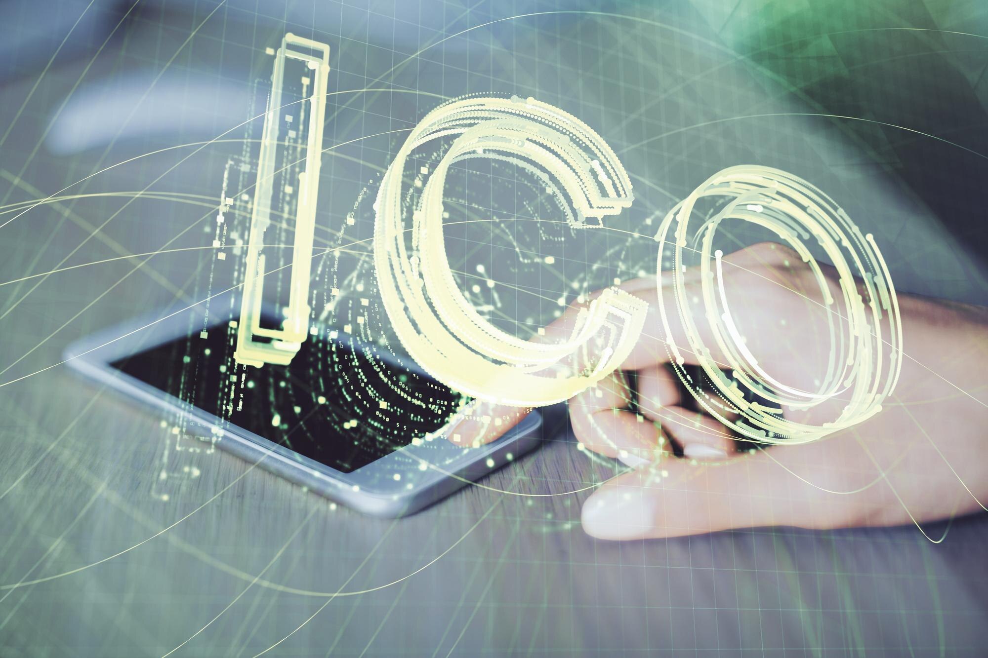 Podwójna ekspozycja hologramu szkicu biznesowego blockchain i kobiety trzymającej urządzenie mobilne i korzystającej z niego