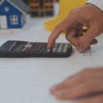 Koncepcja budowy i konstrukcji spotkania inżyniera lub architekta w celu współpracy projektowej z partnerem i narzędziami inżynierskimi w zakresie budowy modelu i planu w umowie dotyczącej miejsca pracy dla obu firm